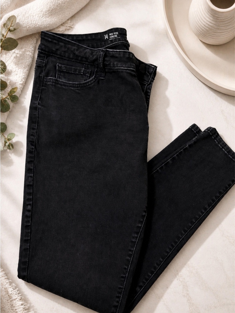 Old Navy Classic High-Rise Black Women’s Jeggings - Slim Fit